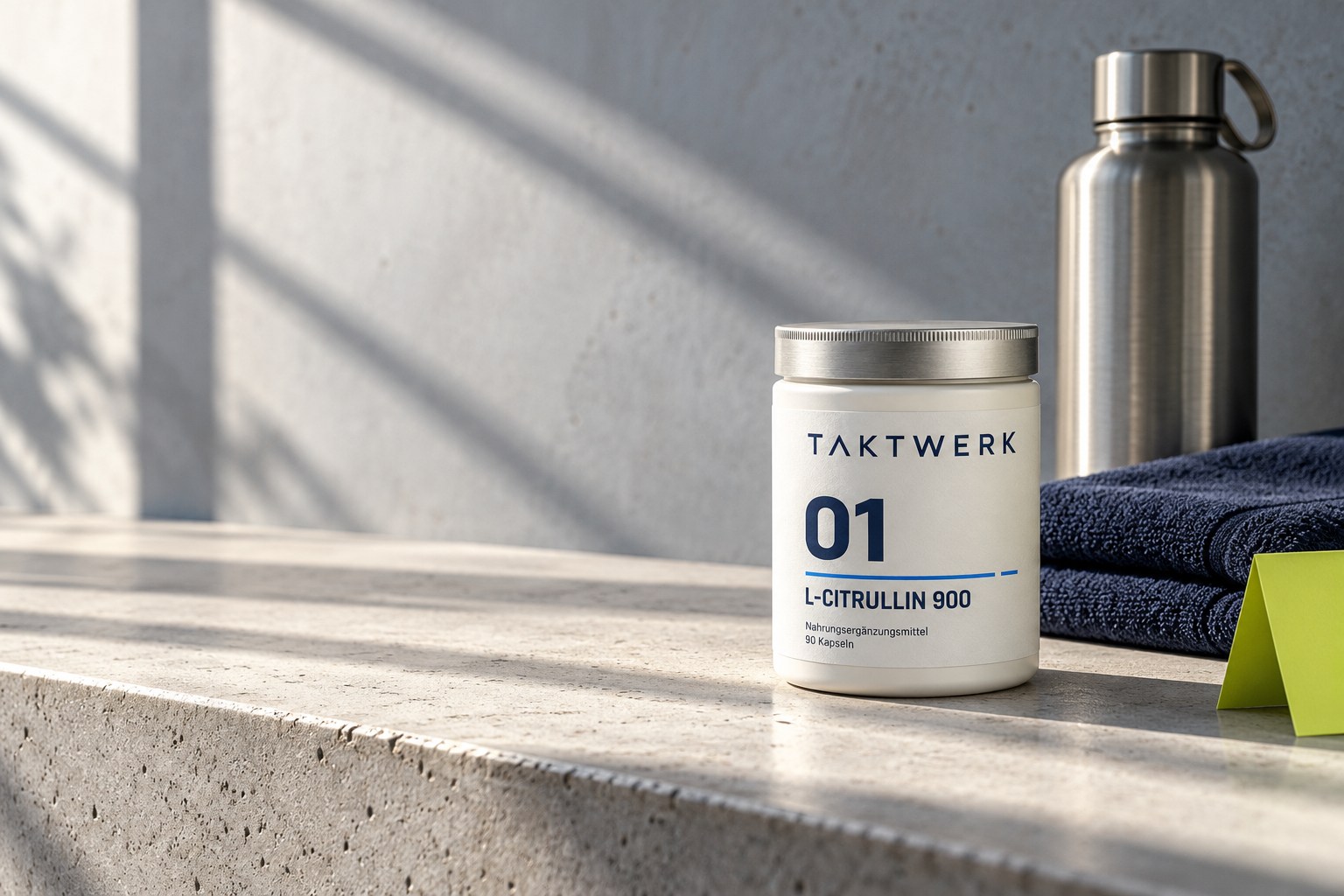 TAKTWERK L-Citrullin 900 neben einer Edelstahlflasche und dunkelblauen Handtüchern im Morgenlicht